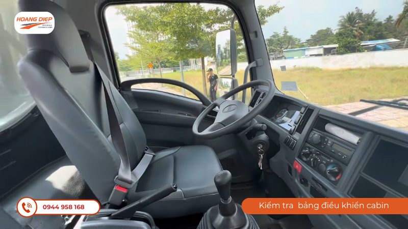 Kiểm tra bảng điều khiên cabin xe cẩu